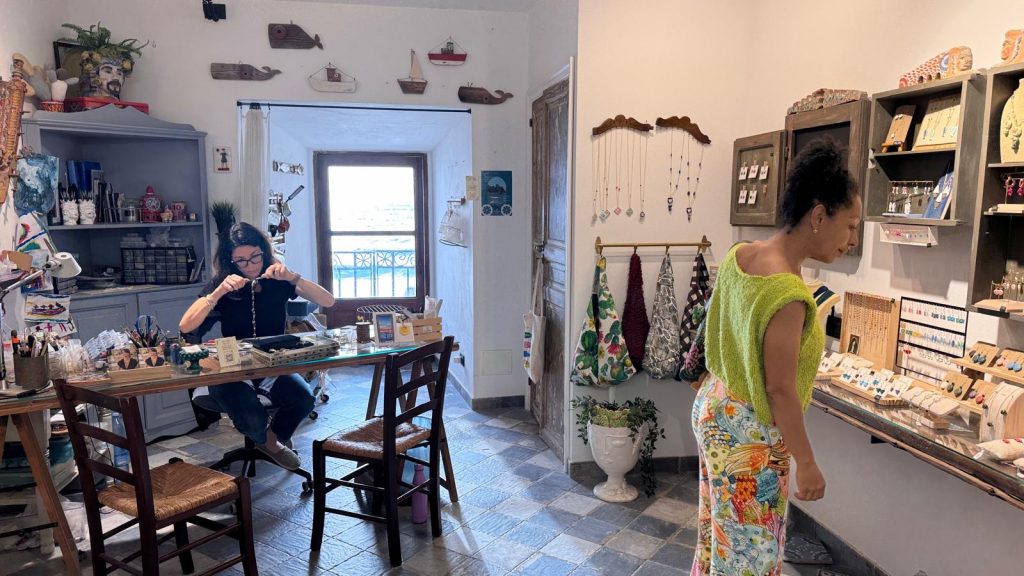 Ein Frau in einem Souvenirgeschäftin Cefalu