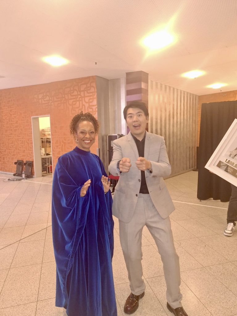 Lang Lang und eine Mitglied der Golden Voices of Gospel