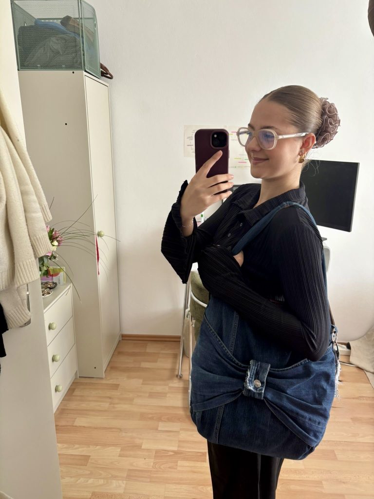 Junge Frau mit Jeans Upcycling Hobo Bag mit großer Schleife