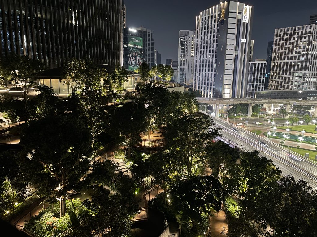 Duist Central Park, Bangkok bei Nacht. Ein park auf dem Dach eines Einkauscenters . Viele Pflanzen und Holzstege durchziehen sie. Romantisch beleuchtet