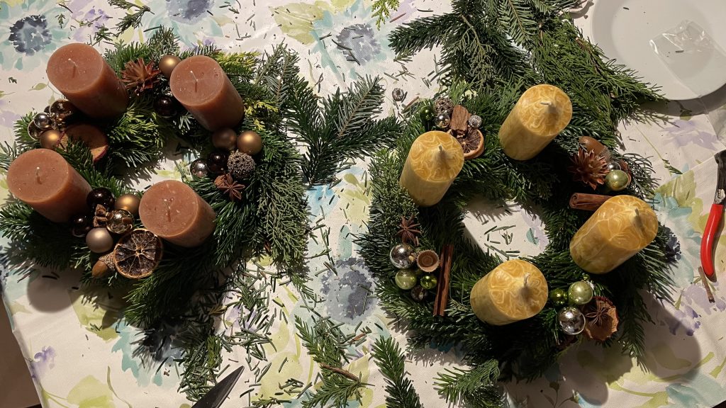 Zwei selbst gemachte Adventkränze auf einem Tisch.