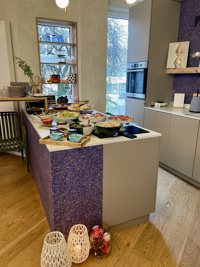 Viele Antipaste stehen in einer Küche auf der Ablagefläche. Auf dem Boden stehen 3 Gefäße mit Kerzen darin. Zu sehen ist das im Jahresrückblick 2025