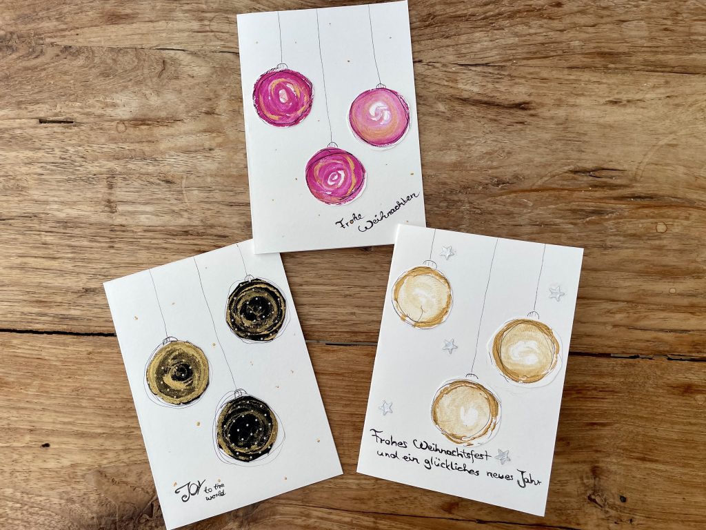 Weihnachtskarten DIY mit Upcycling. Mitjeweils 3 Weihnachtskugeln darauf
