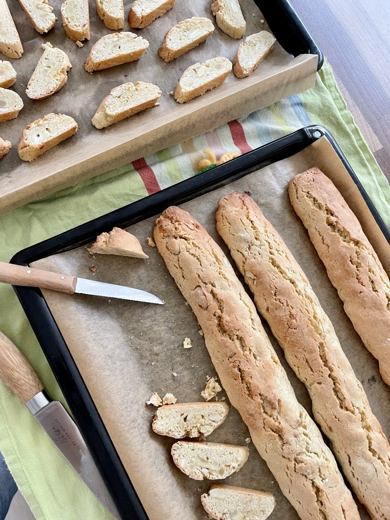 Ein Backblech mit Cantuccini die noch in der Herstellung sind. Monatsrückblick Dezember 2025