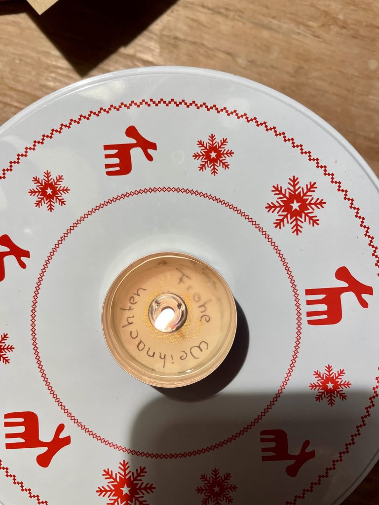 Eine Teelicht-Kerze mit dem Textzug "Frohe Weihnachten" Ein ganz leichter basteltipp zu Weihnachten von Happy Best Ager im Monatsrückblick Dezember 2025