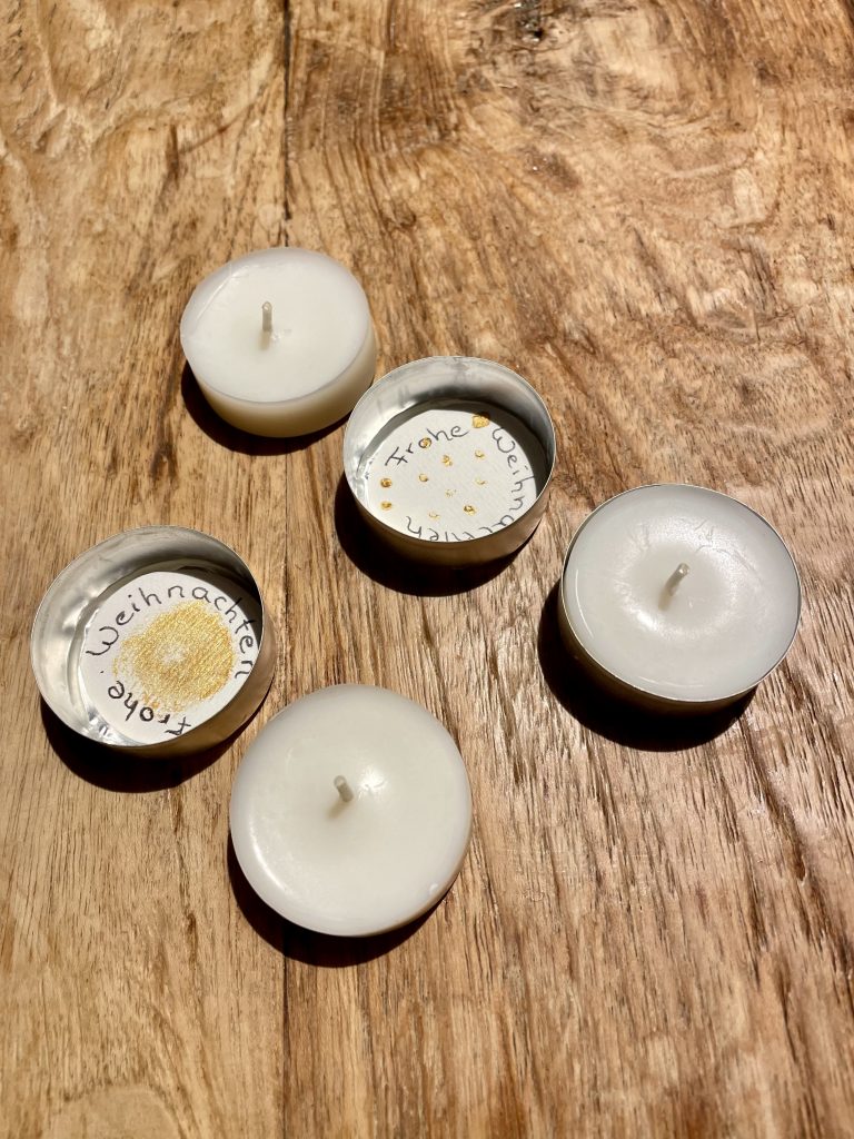 Die Teelichter mit Text sind süße kleinen Geschenke und superschnell gemacht.