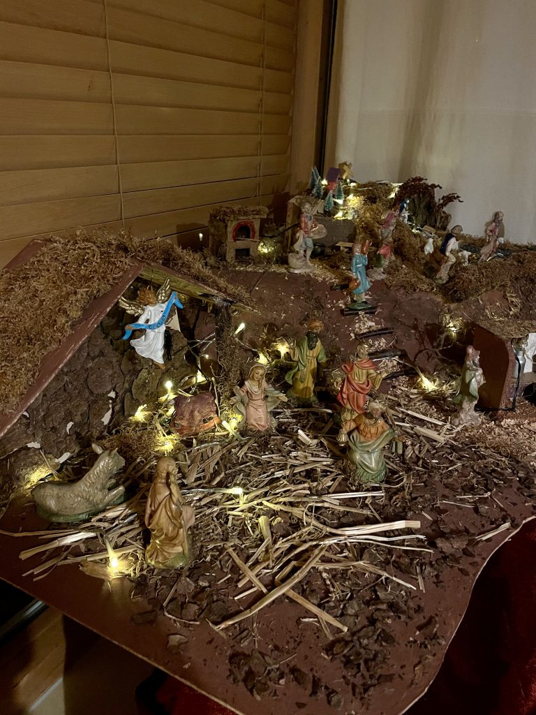 Eine selbst gebaute Weihnachte-Krippe zu sehen im Monatsrückblick Dezember 2025