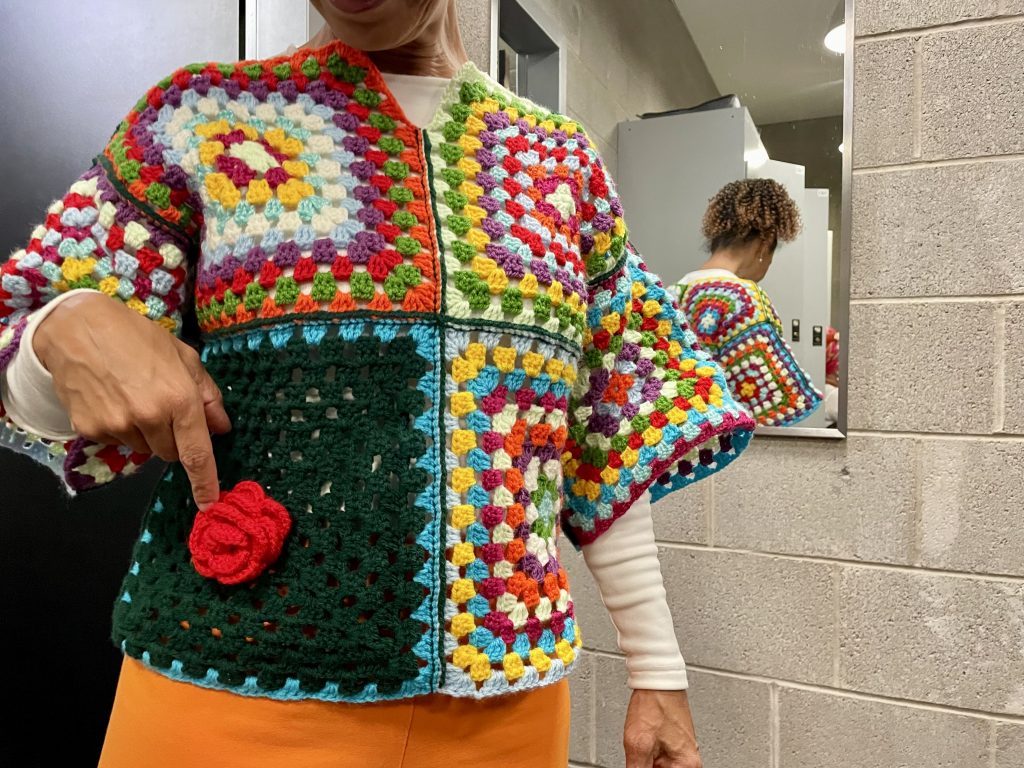 Pullover aus Granny Square gehäkelt