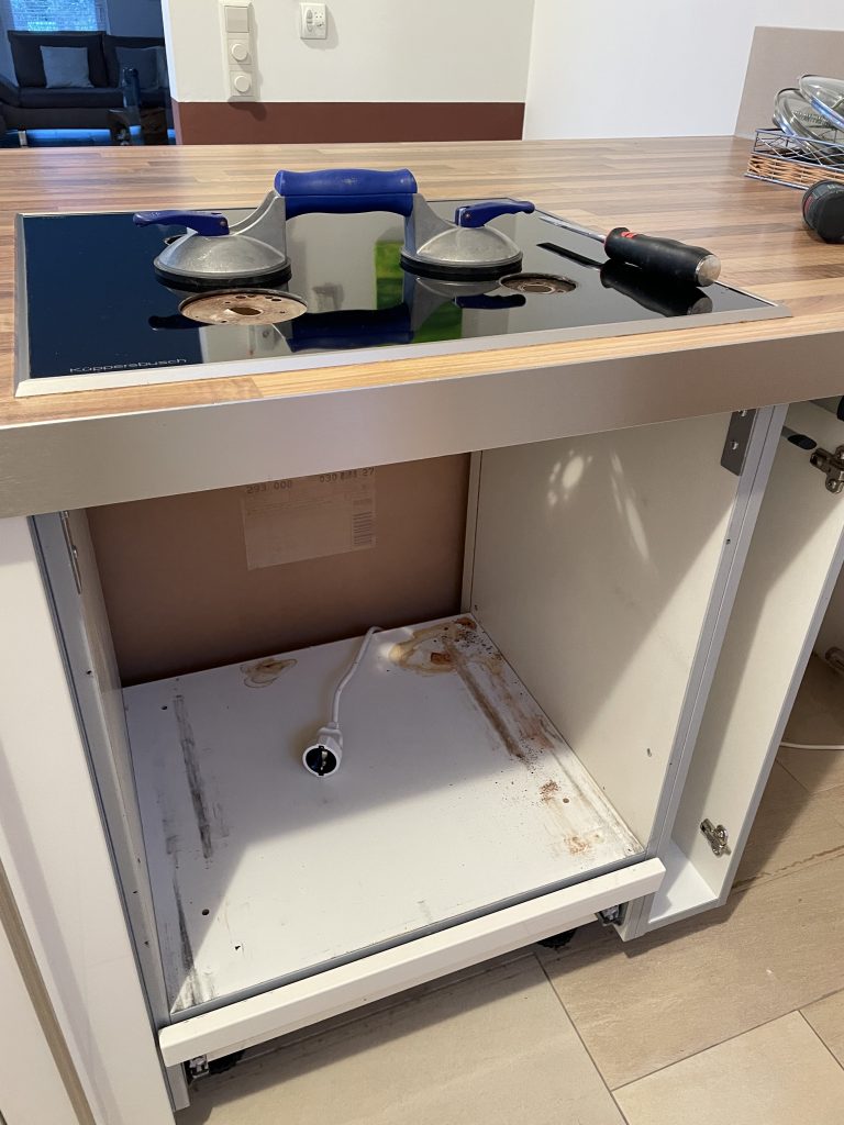 Eine Küchen wo der Herd ausgebaut ist Bild von 12 von 12