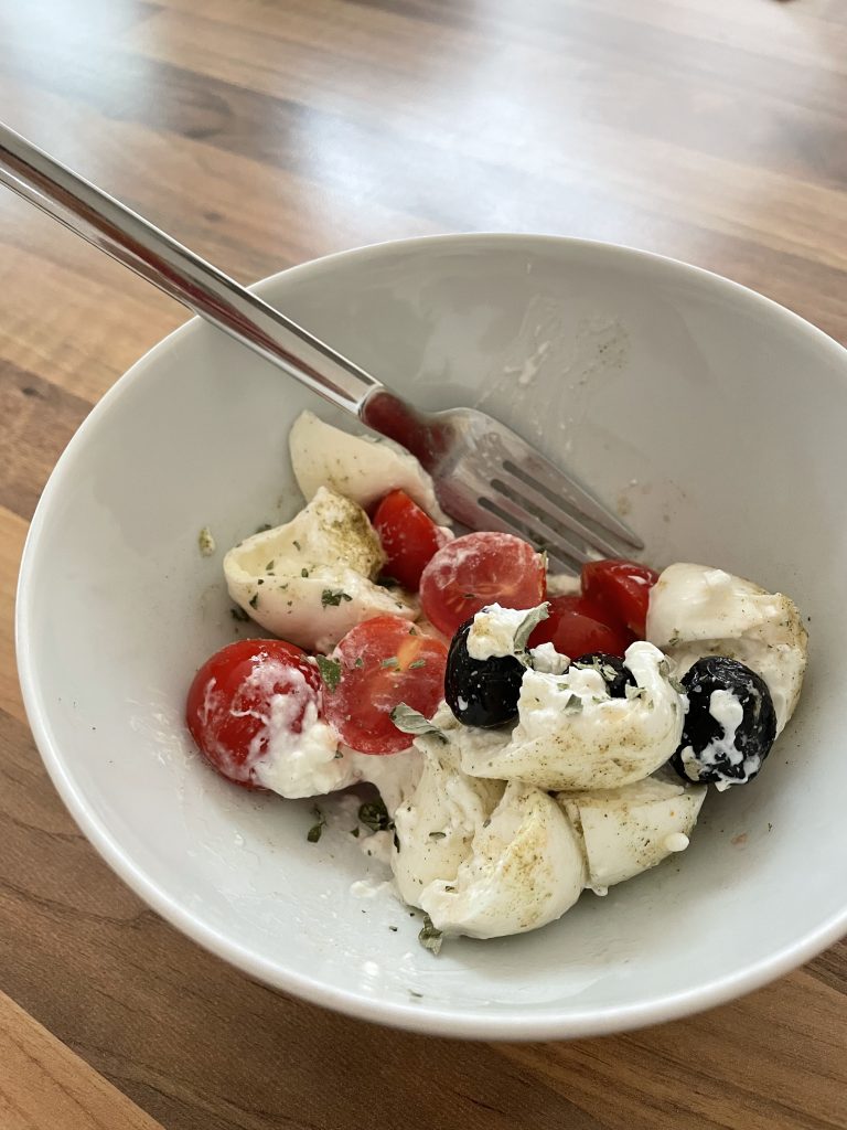 Burrata mit Tomaten und Oliven