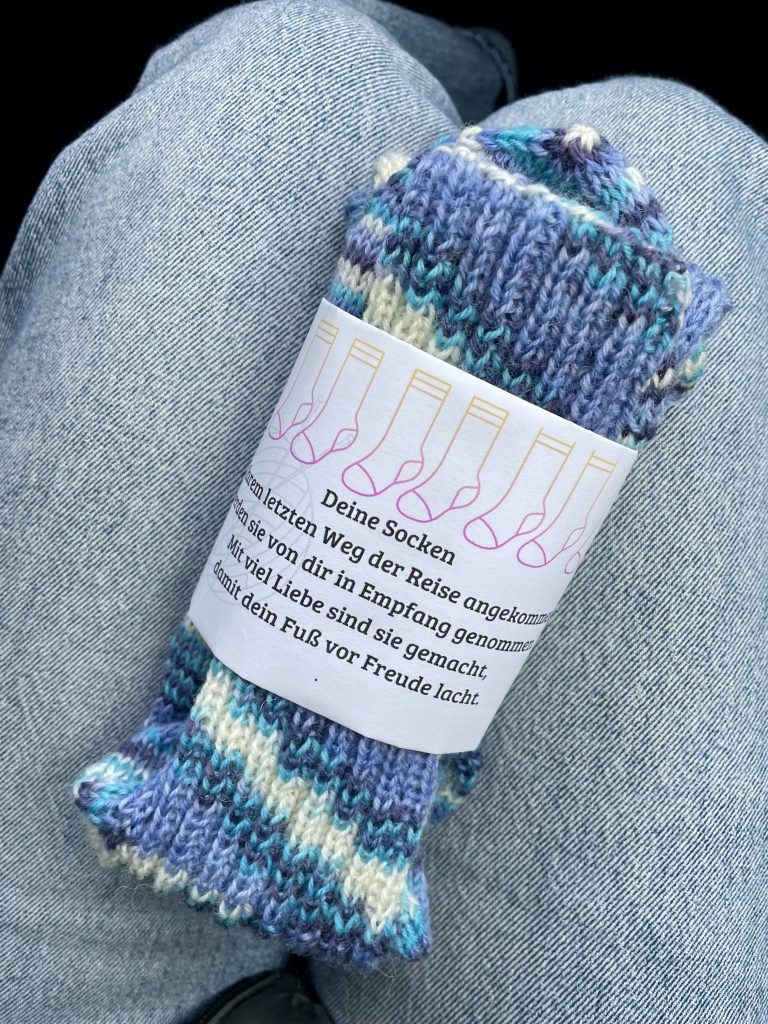 Handgestrickte Socken mit einer Banderole