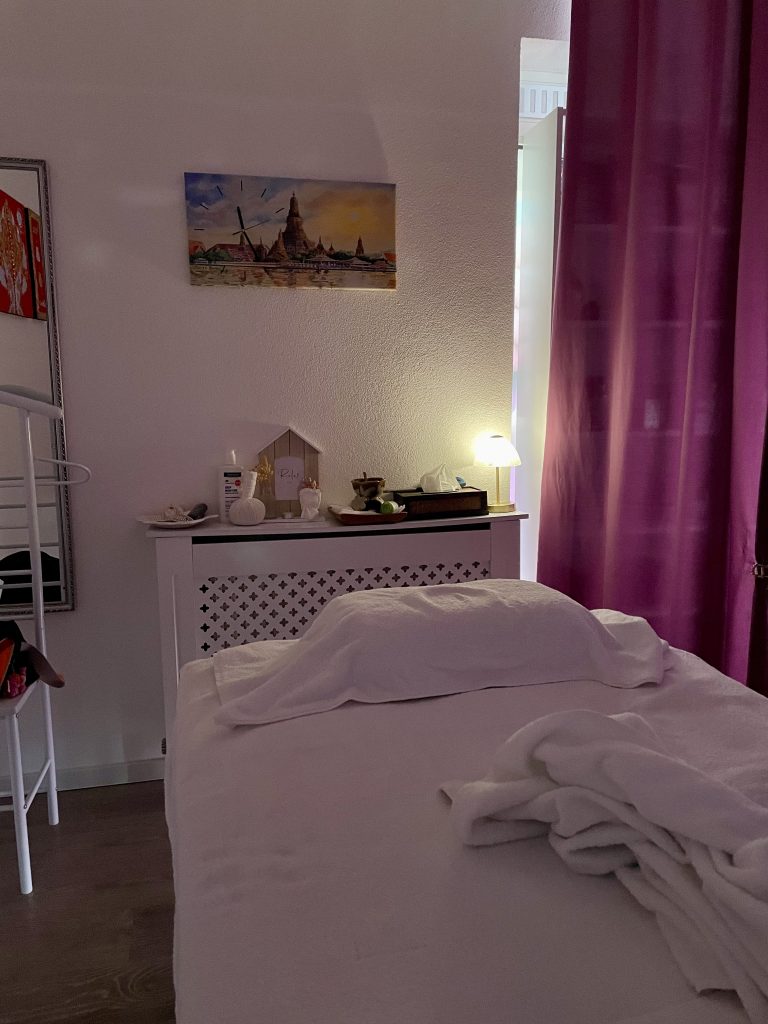 Ein Massageliege in einem Thai-Massage-Studio