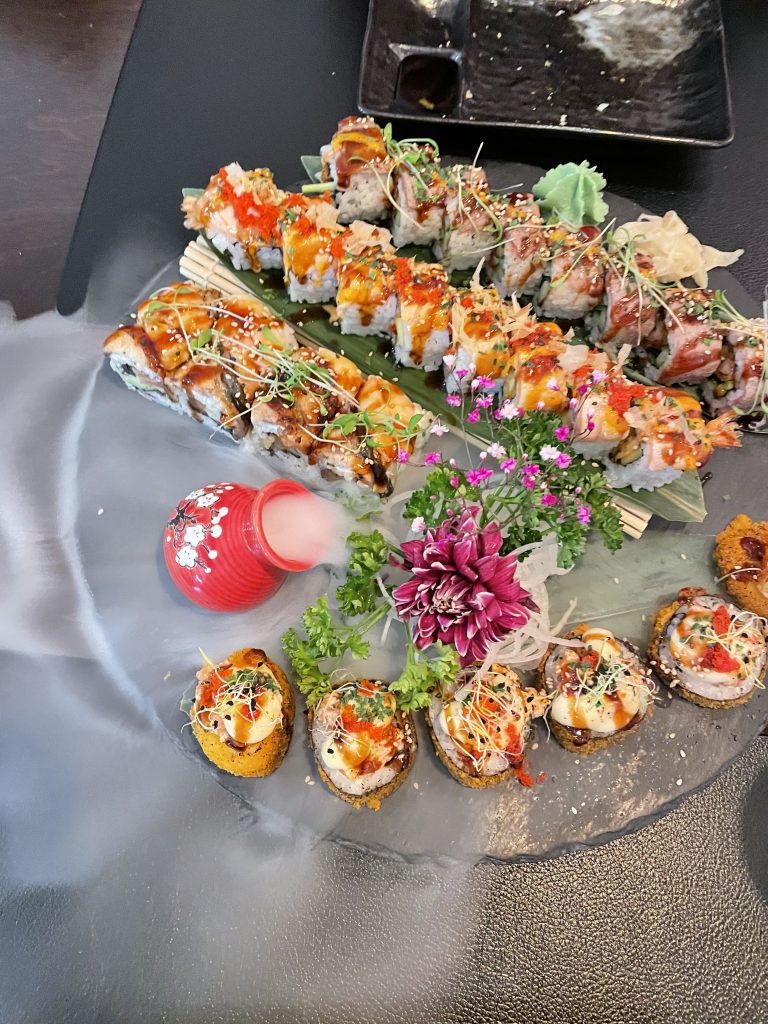 Sushi auf einer Glasplatte