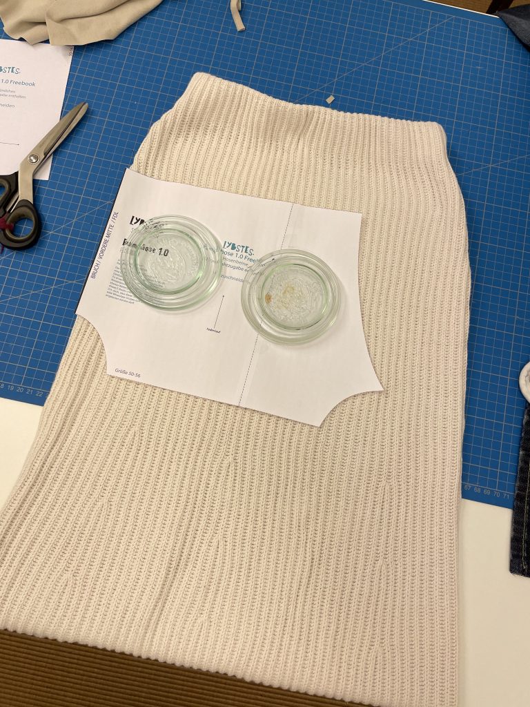 Ein Schnittmuster für eine Baby Pumphose liegt auf Stoff