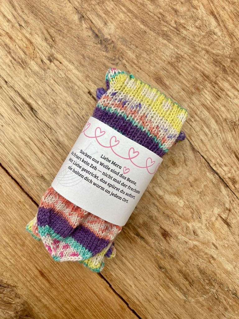 Ein Paar handgestrickte bunte Wollsocken