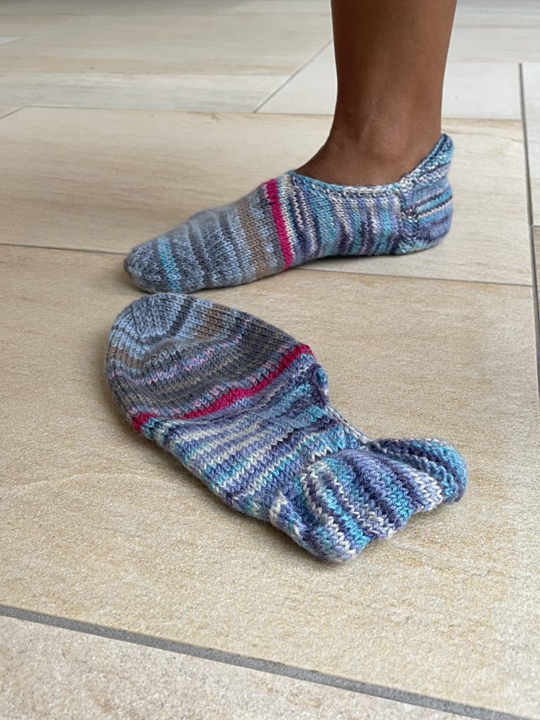 gestrickte Sneakersocken aus Wollresten