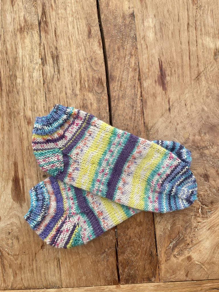 Gestrickte bunte Sneakersocken