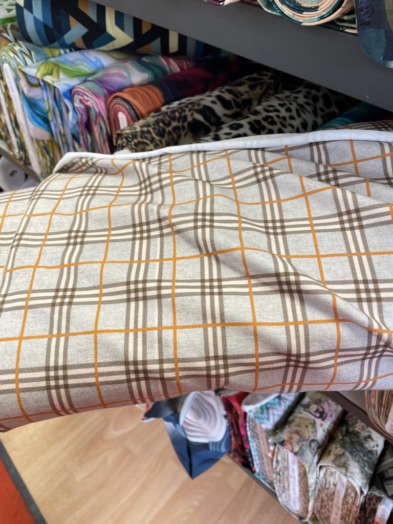 Stoffballen mit kariertem Stoff