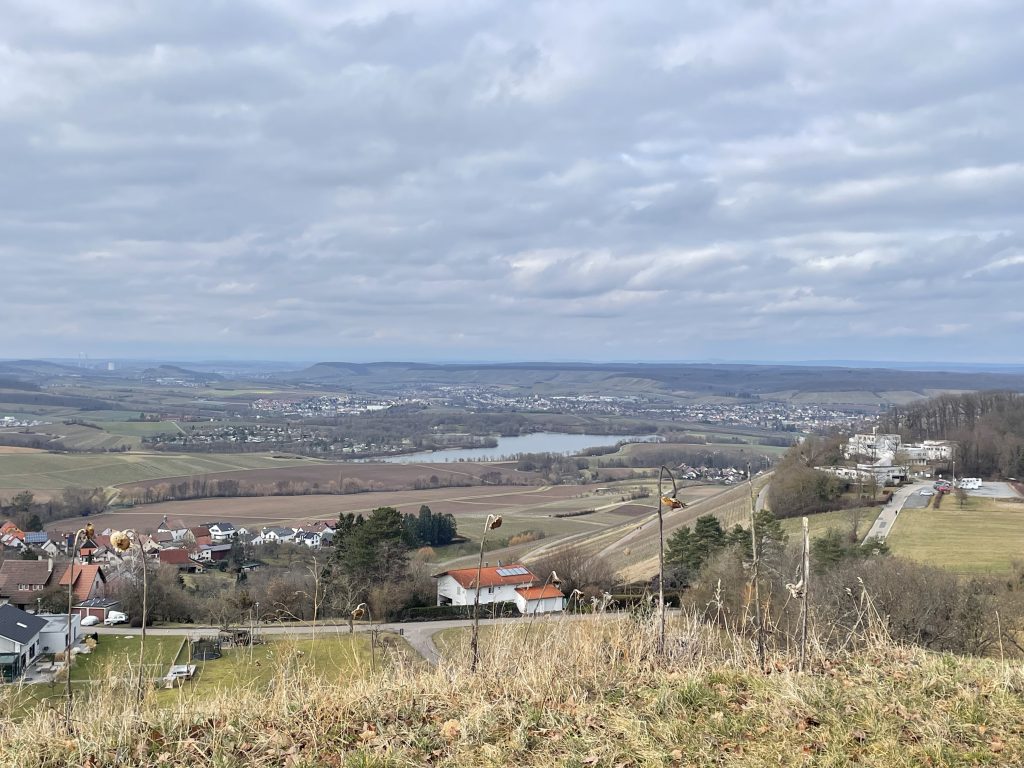 Ein Landschaftsbild mit einem See in der Ferne. Monatsrückblick Februar 2026