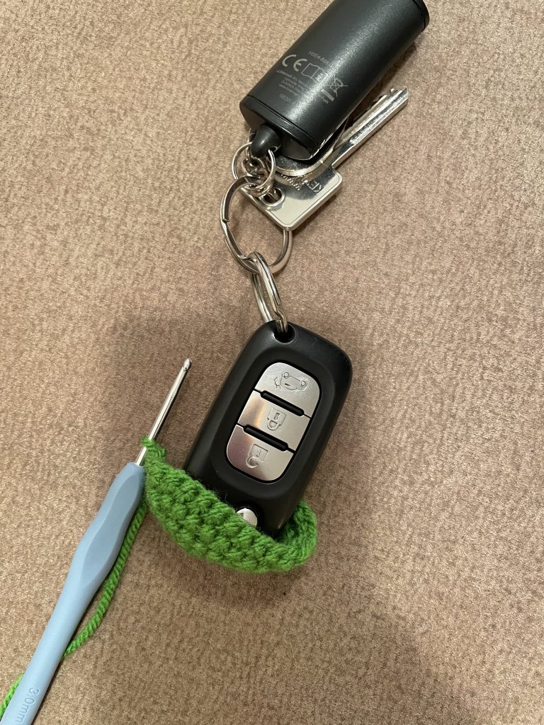 Autoschlüssel mit Schlüsselanhänger der gerade gehäkelt wird
