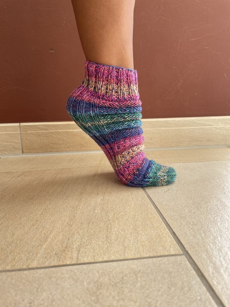 Ein bunter Bananensocken am Fuß zu sehen im Monatsrückblick Februar 2026