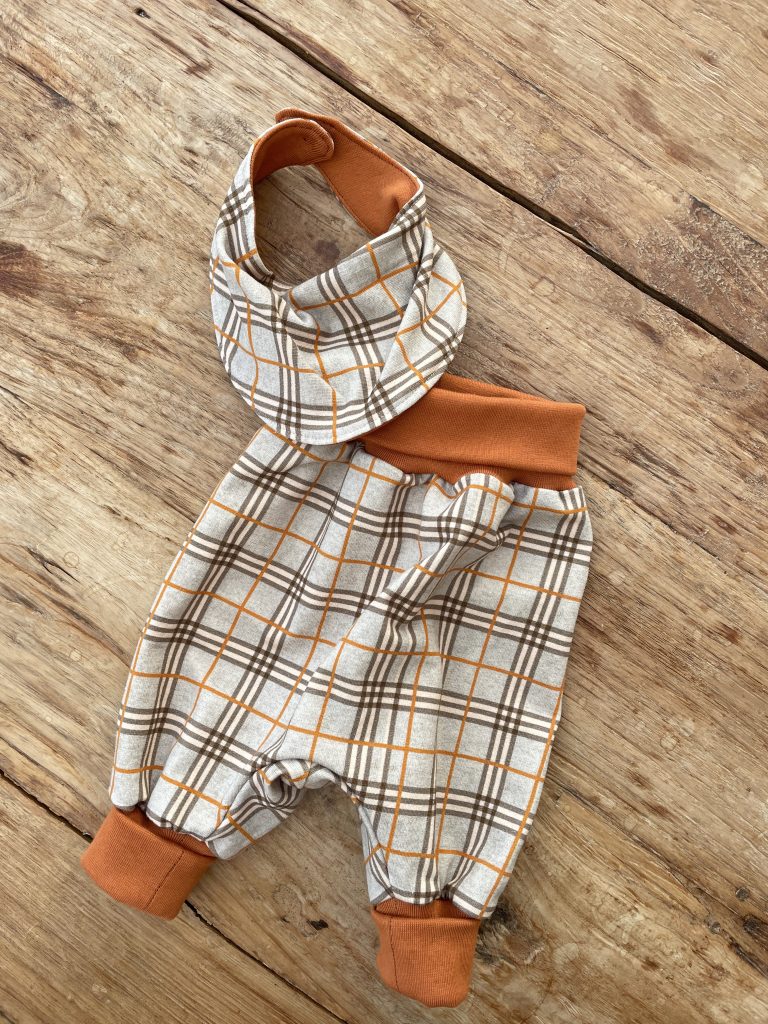 eine karrierte Pumphose und Halstüchern für ein Baby. Monatsrückblick Februar 2026