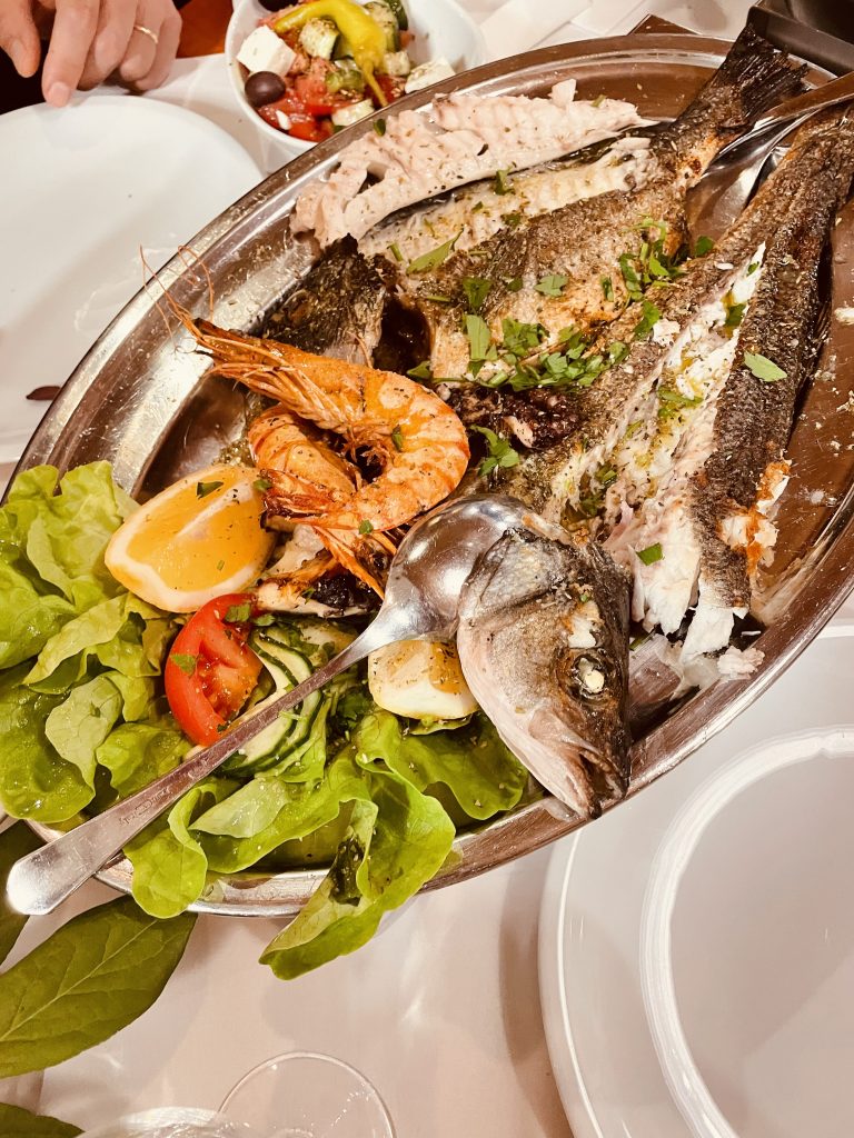 Eine Fischplatte auf dem Tisch in einem Restaurant