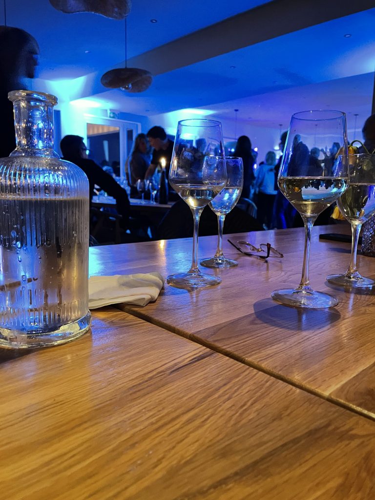 Gläser auf einem Tisch bei einer Party