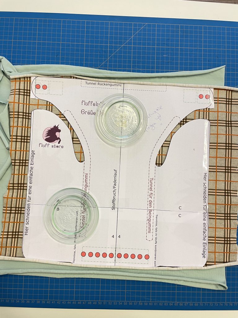 Ein Stoffzuschnitt auf einer Schneidematte