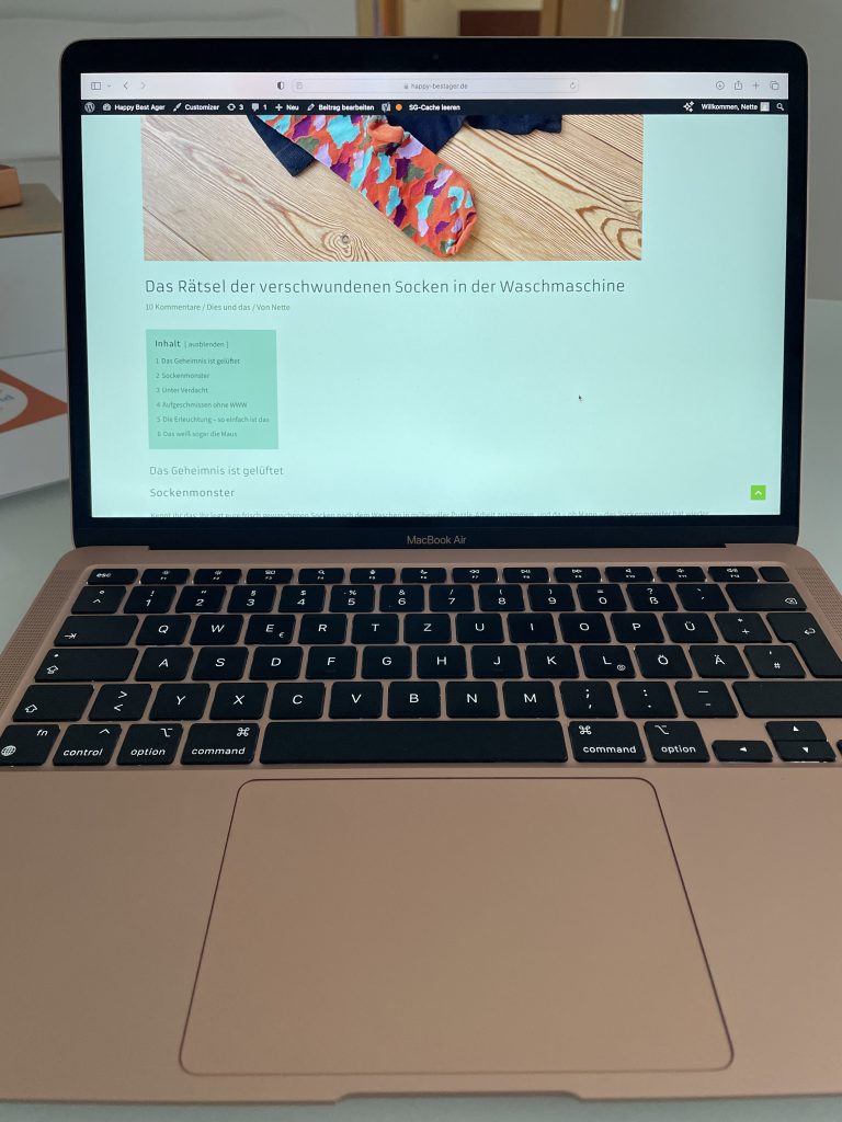 Ein Laptop mit der Seite von www.happy-bestager. de