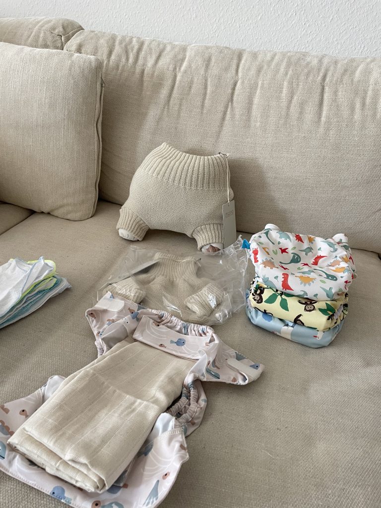 Wickelutensilien liegen auf einem Sofa