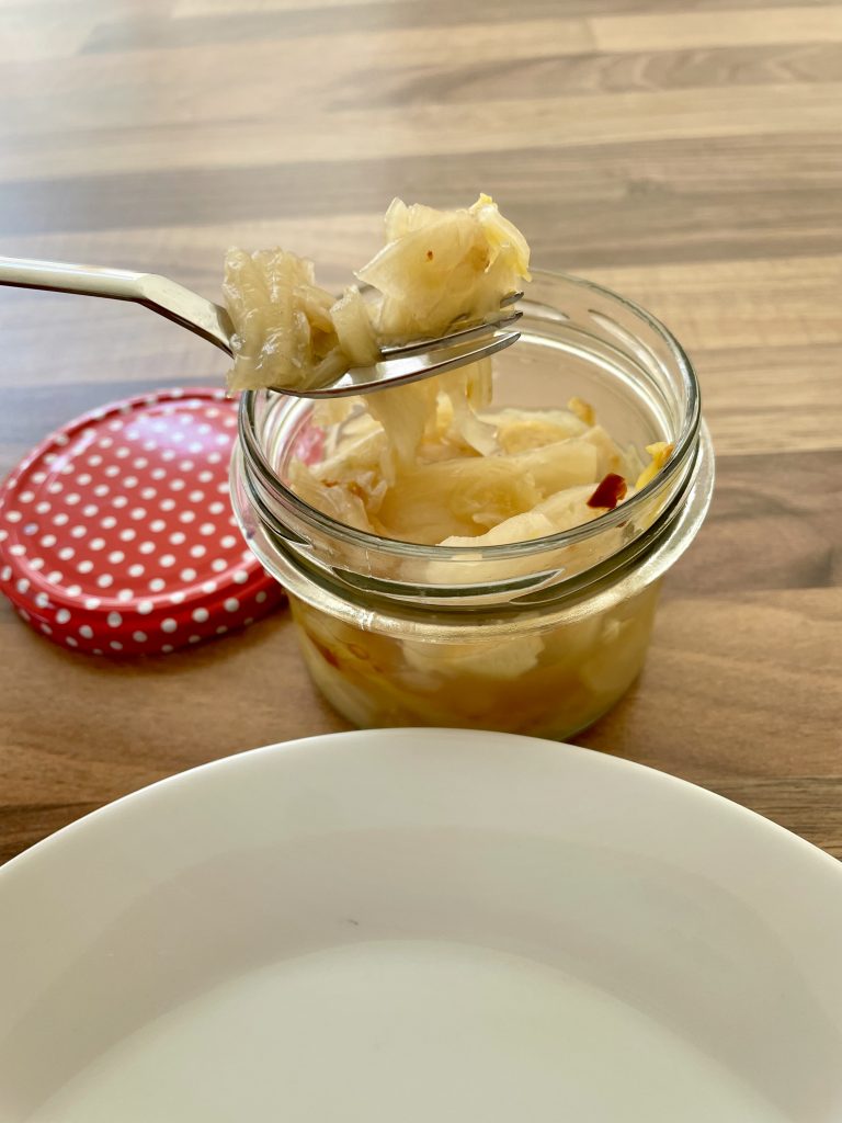 Ein Glas mit selbst gemachtem Kimchi von Happy Best Ager