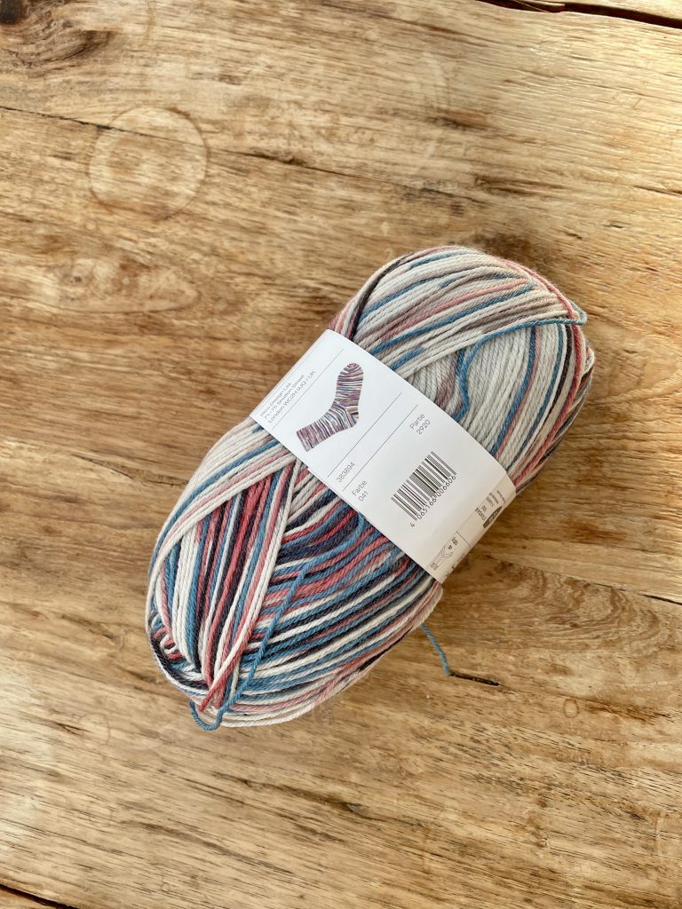 Ein bunter Knäul Wolle zum Socken stricken für die Aktion Sockenweltrekord 2027