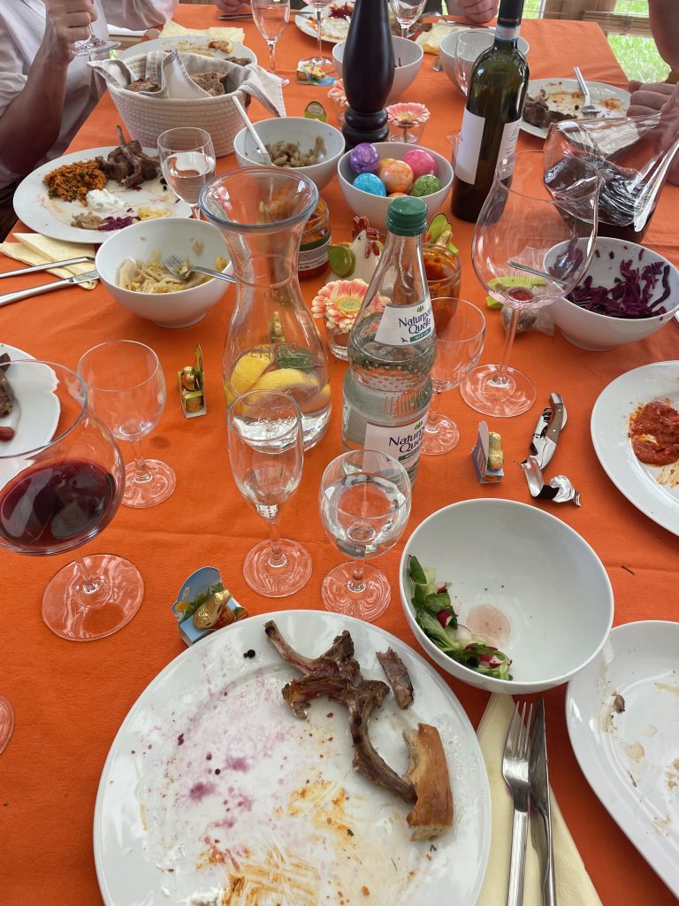 Ein Tisch reich gedeckt mit Essen. Die Teller sind schon fast alles leer gegessen.