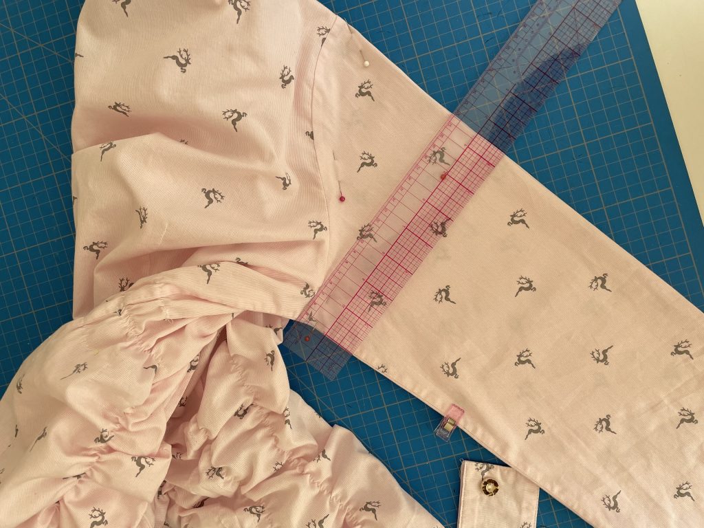 Upcycling Damenbluse liegt auf einem Tisch mit einem Lineal darauf