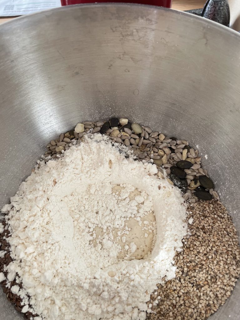 Schüssel mit Mehl und anderen Zutaten darin