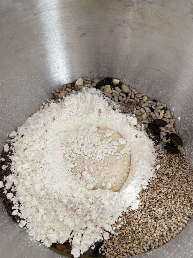Schüssel mit Mehl und anderen Zutaten darin
