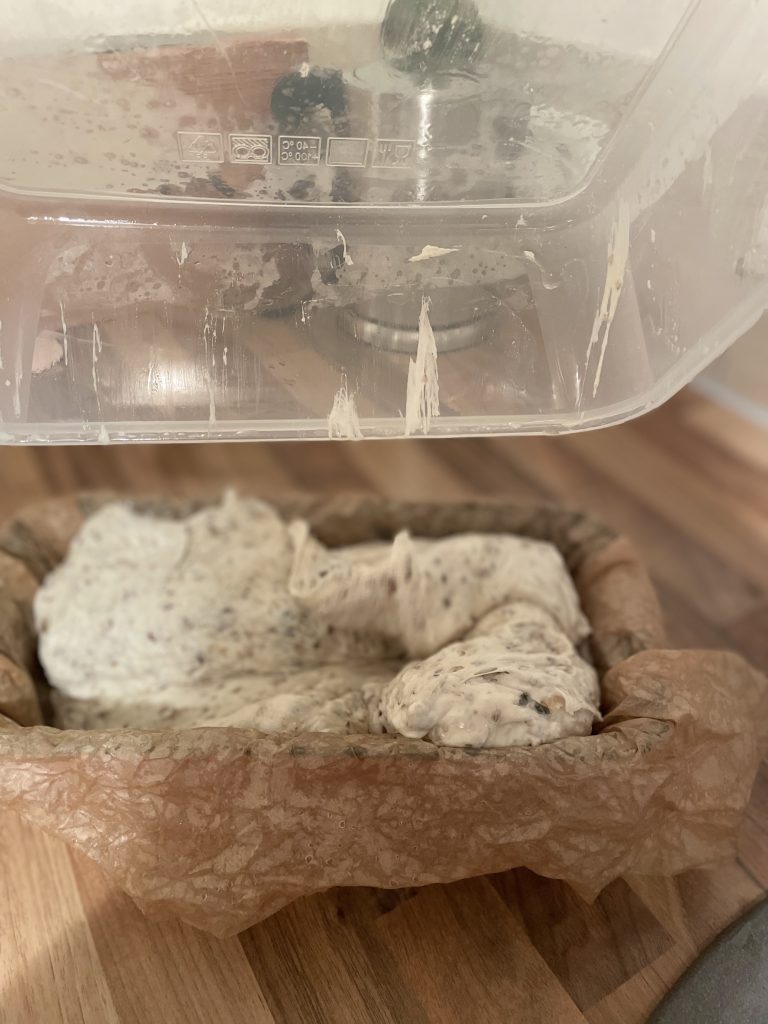 Brot Teig wird in Backform gefüllt