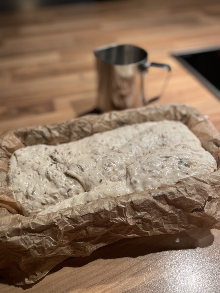 Teig für einfaches Brot ist in der Backform