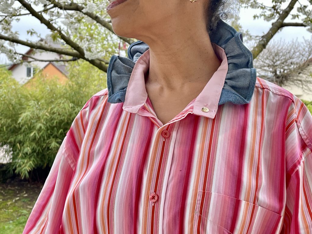 Ein Upcycling Hemd mit neuen Krage aus Jeans, der wellenförmig angebracht ist.