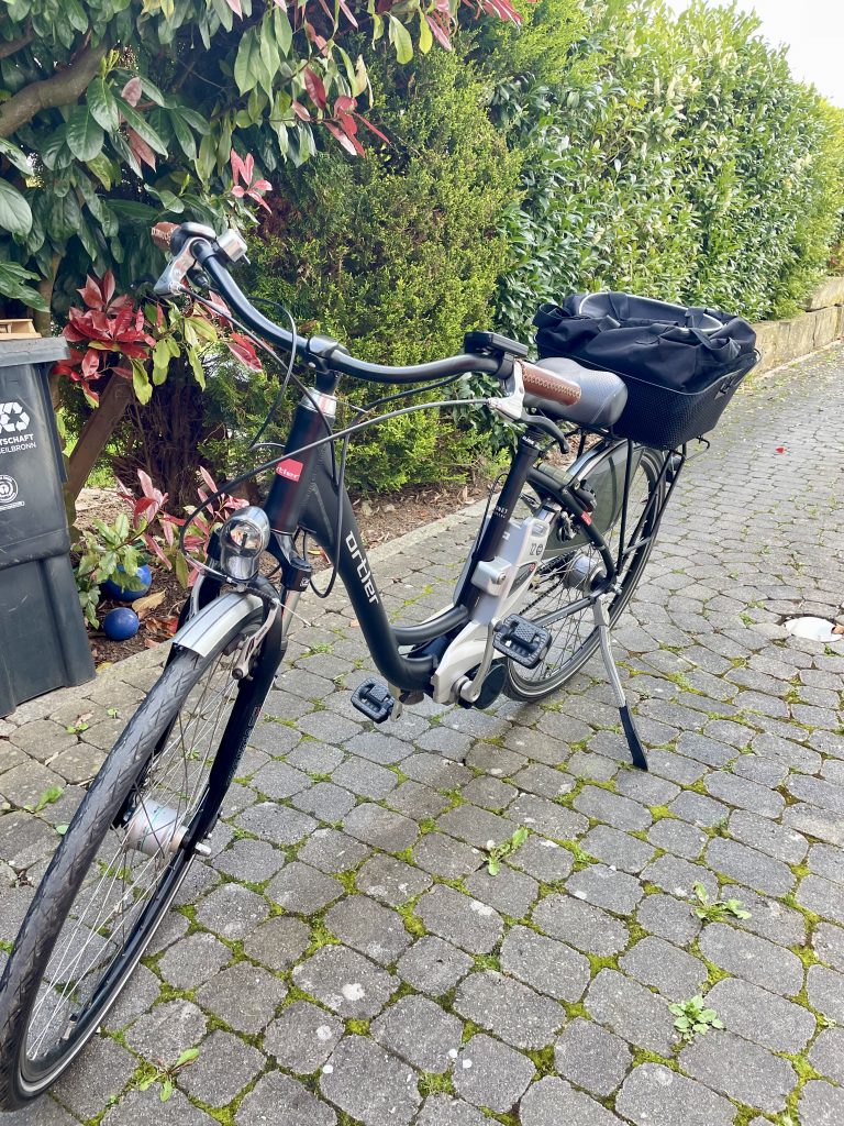 Ein schwarzes Fahrrad steht auf seinem Ständer