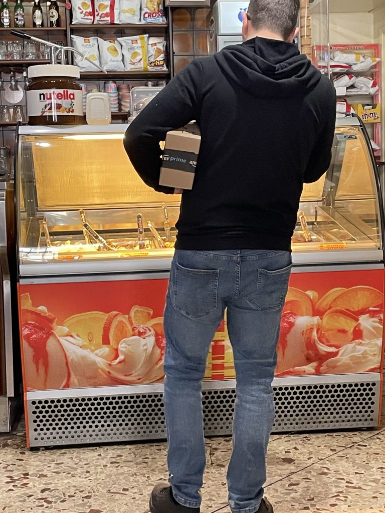 Ein Mann an einer Bar in Petraira Soprana