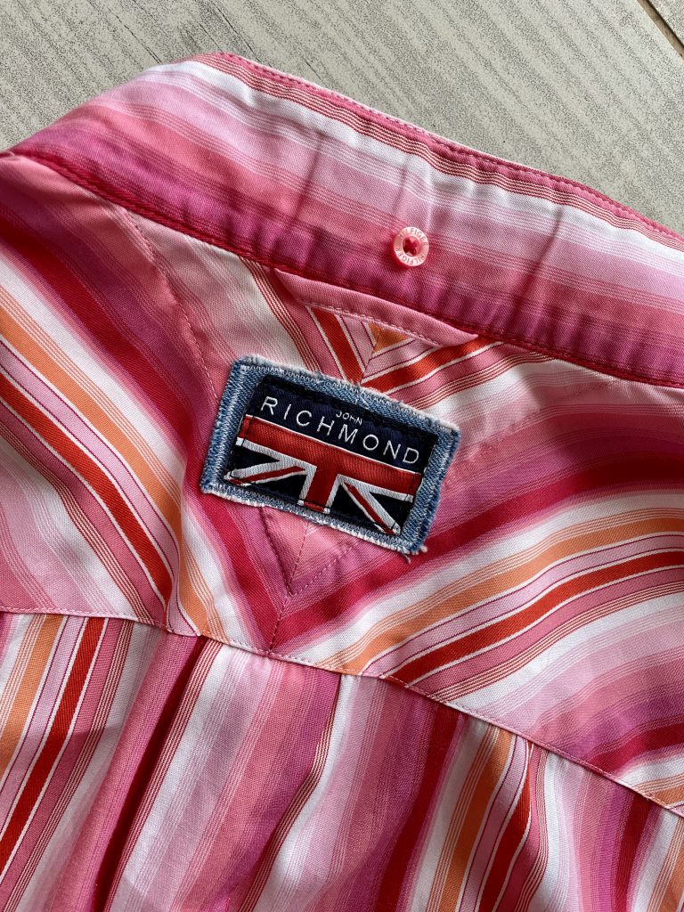 Ein Teil eines Hemdes. Auf einem Etikett steht "Richmond" und es sit ein Teil der englischen Flagge abgebildet