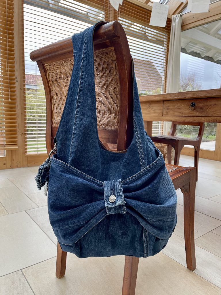 Selbst genähte Hobo Bag aus upgecycelter Jeans mit dekorativer Schleife