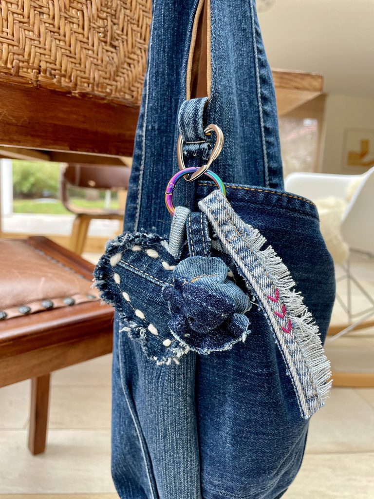 Anhänger für eine Tasche us Jeans. Ein Herz, eine halbe Feder und dein Kreis, alles aus Jeans Upcycling