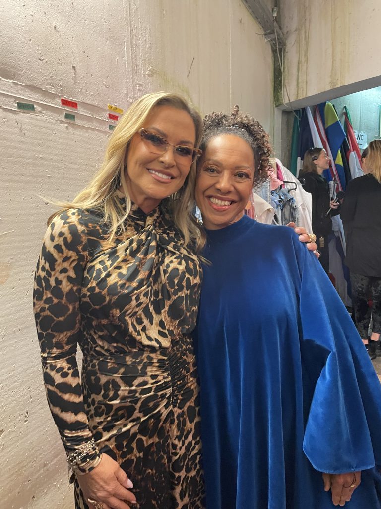 Anastacia mit eine Mitglied vo den Golden Voices of Gospel