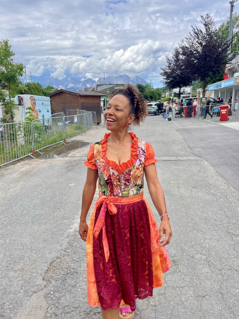 Eine Frau mit einem außergewöhnlichen Dirndl