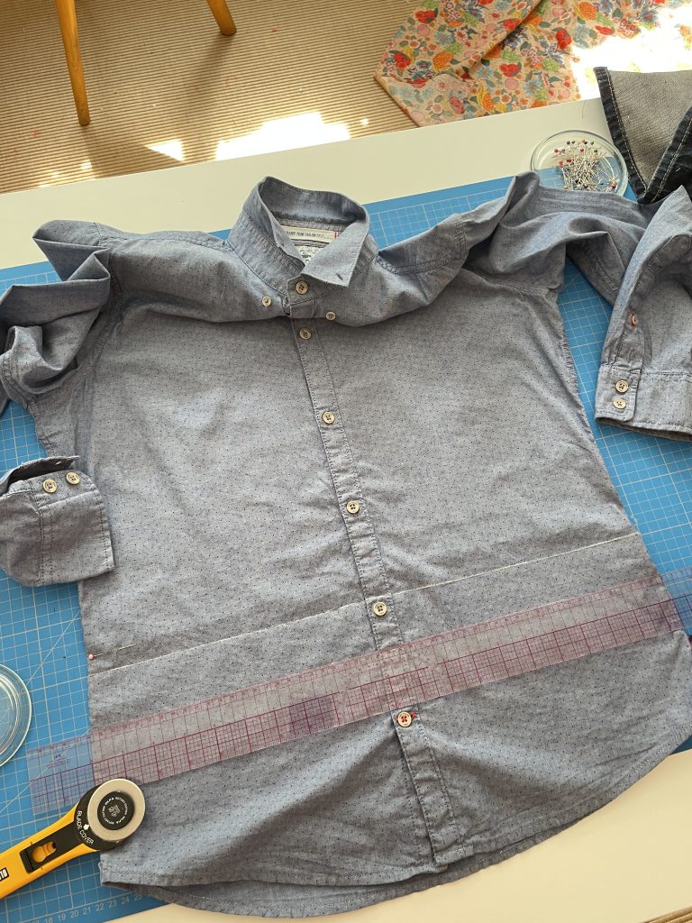 ein blaues Herrenhemd im upcycling
