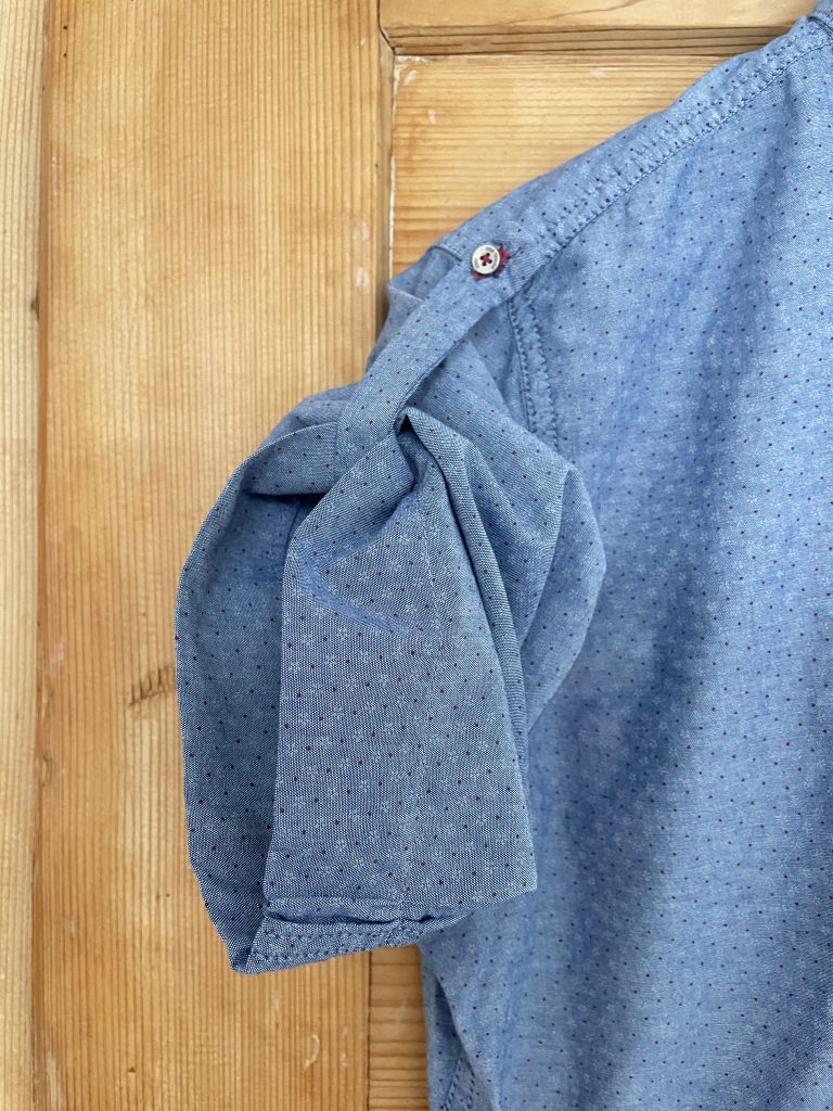Ein hochgeknöpfter Ärmel eines Upcycling Herrenhemds
