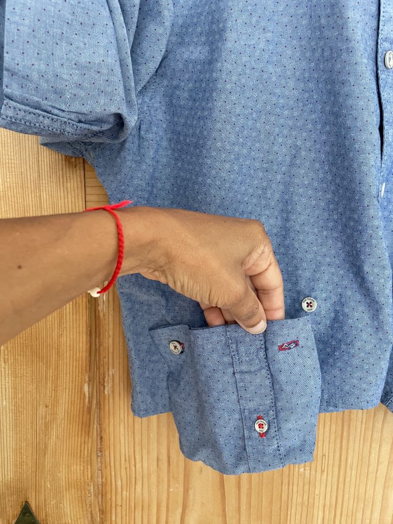 Hingeknöpfte Taschen des Upcycling Herrenhemds